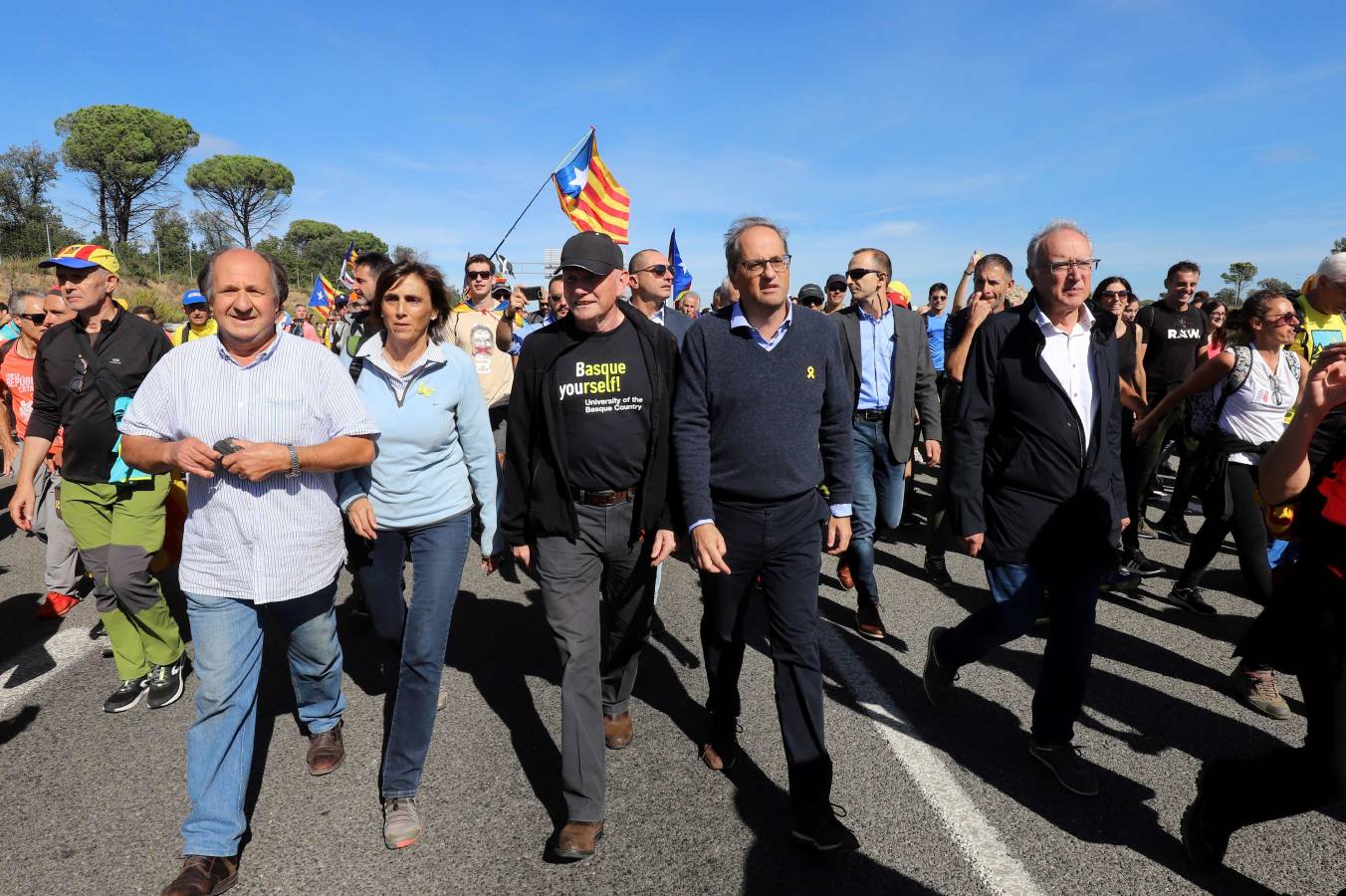 El presidente de la Generalitat, que agradece el apoyo del exlehendakari, obvia los altercados ocurridos en Cataluña y dice que su Govern está «al lado de la gente». 