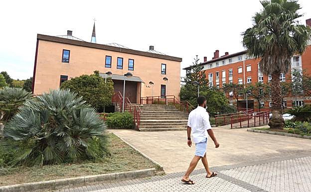 Exterior de la parroquia del Espíritu Santo de Ibaeta.