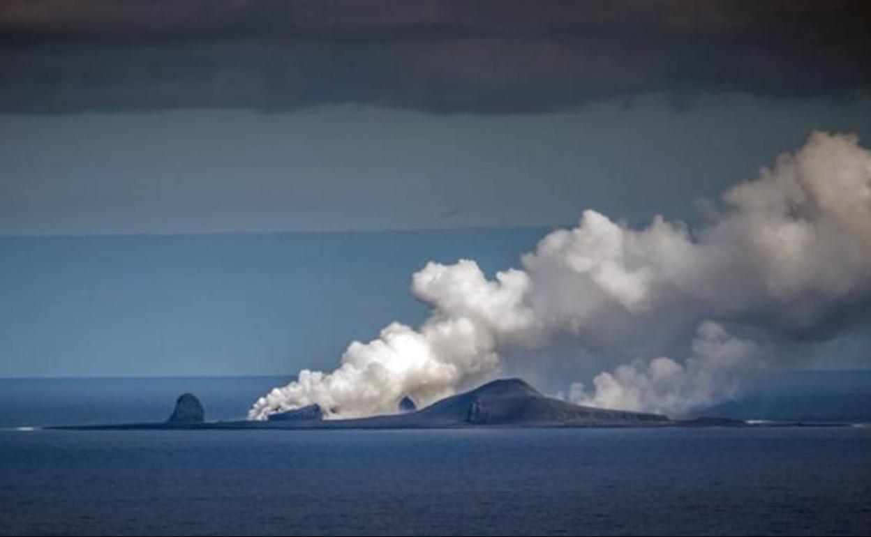 Imagen del Bogoslof durante su última erupción, en verano de 2017