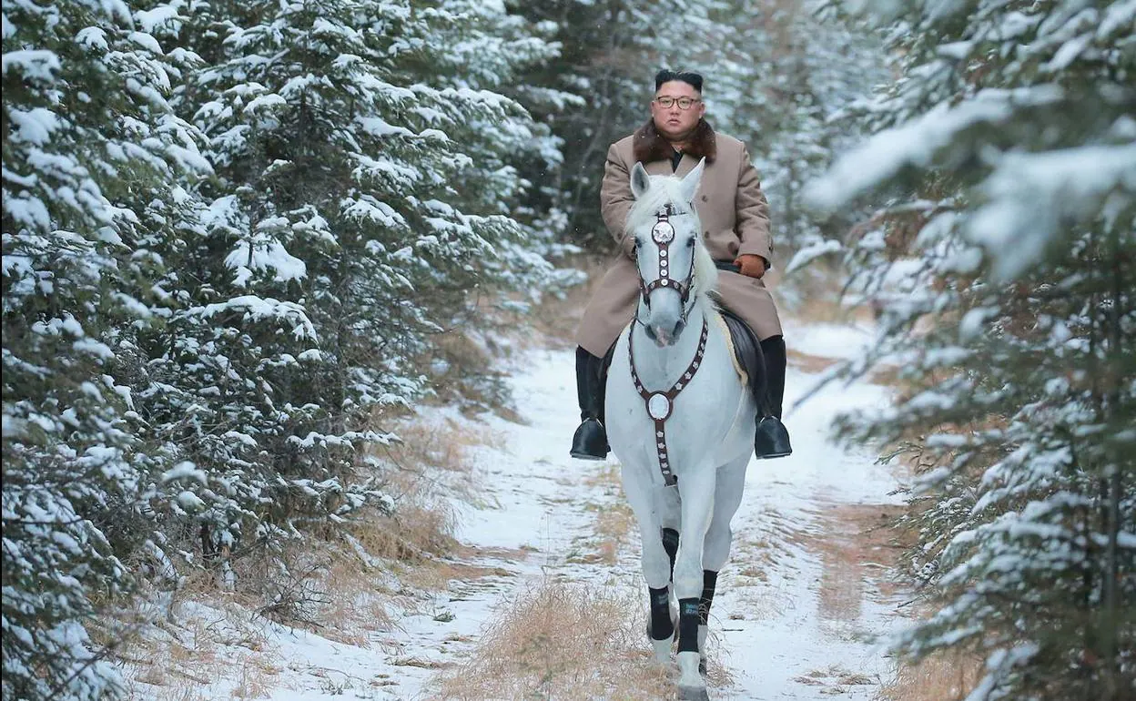 Kim Jong-un, a caballo en el monte Paektu.