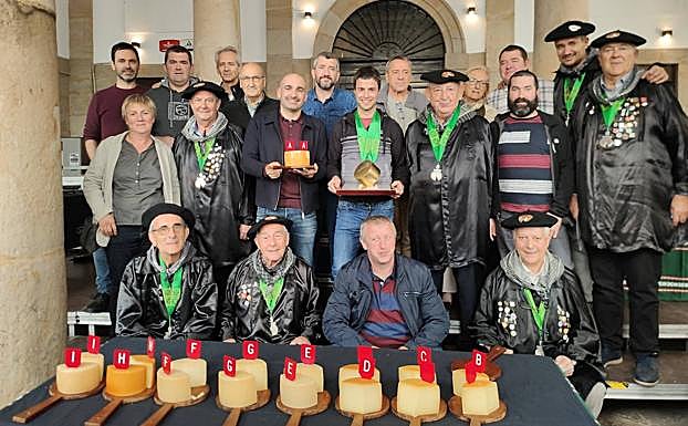 Arubura, en el centro de la imaen, con el Queso de Oro. 