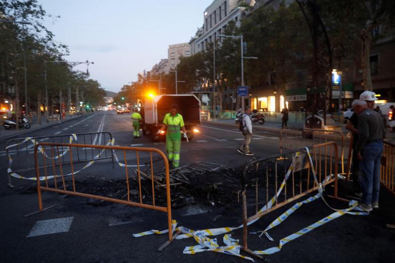 Operarios trabajan en la limpieza del centro de Barcelona. 