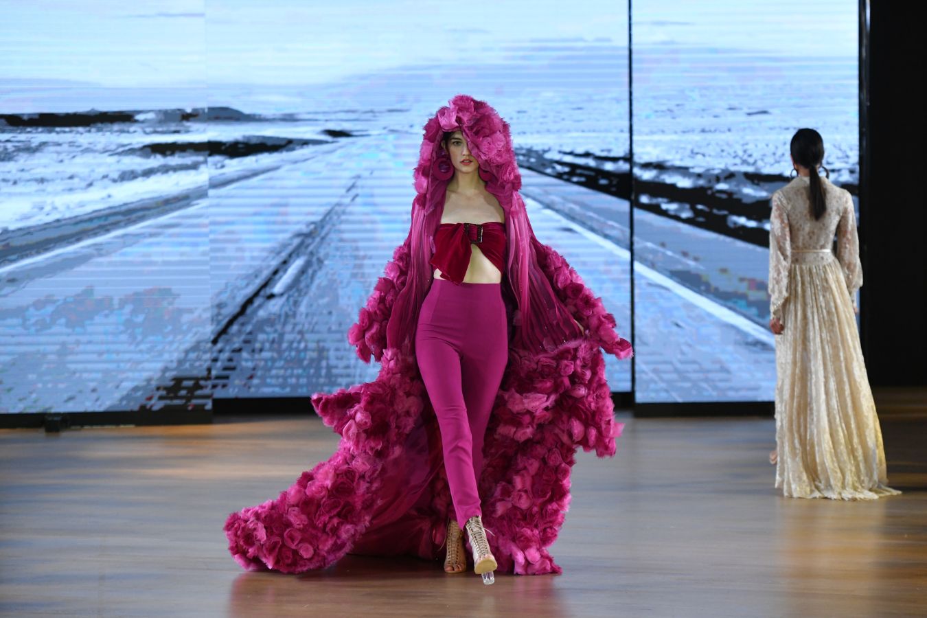 Balenciaga acoge un emotivo e impecable doble desfile a cargo de Mercedes de Miguel y Santos Costura.