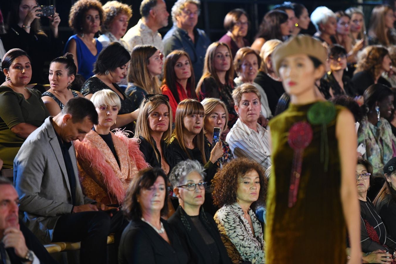 Balenciaga acoge un emotivo e impecable doble desfile a cargo de Mercedes de Miguel y Santos Costura.