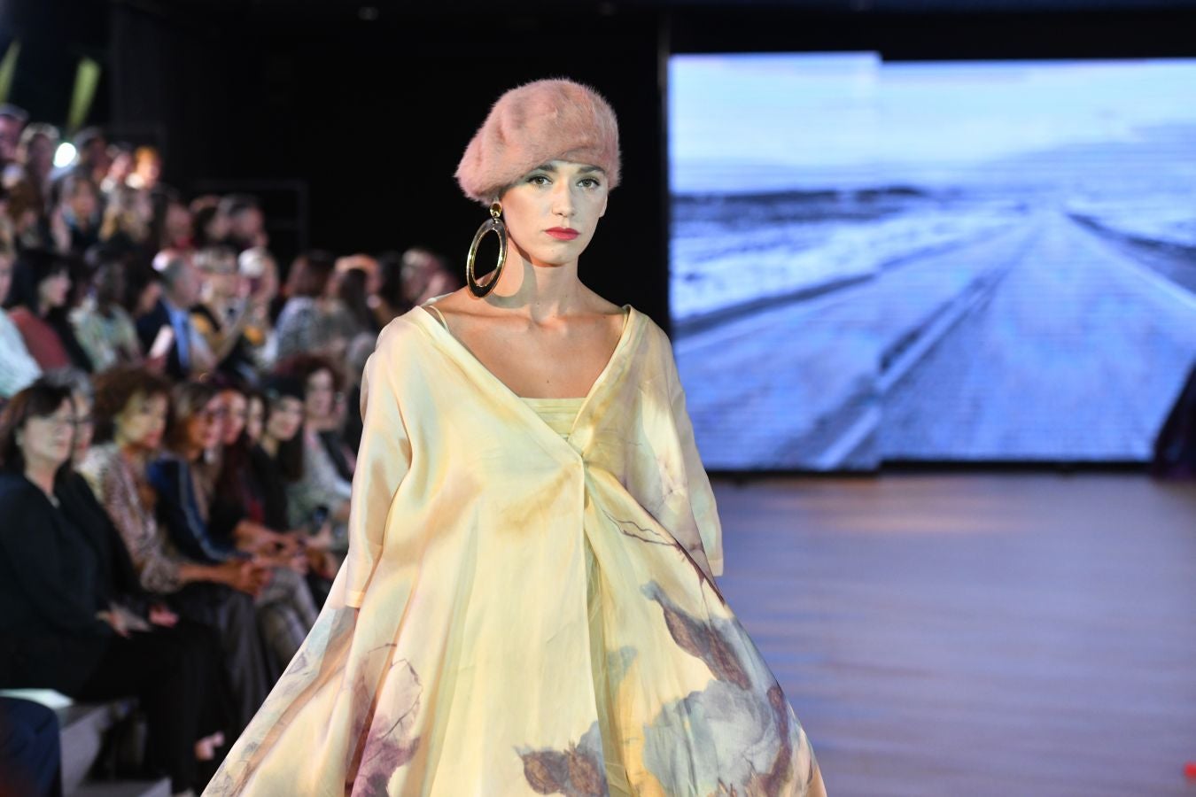 Balenciaga acoge un emotivo e impecable doble desfile a cargo de Mercedes de Miguel y Santos Costura.