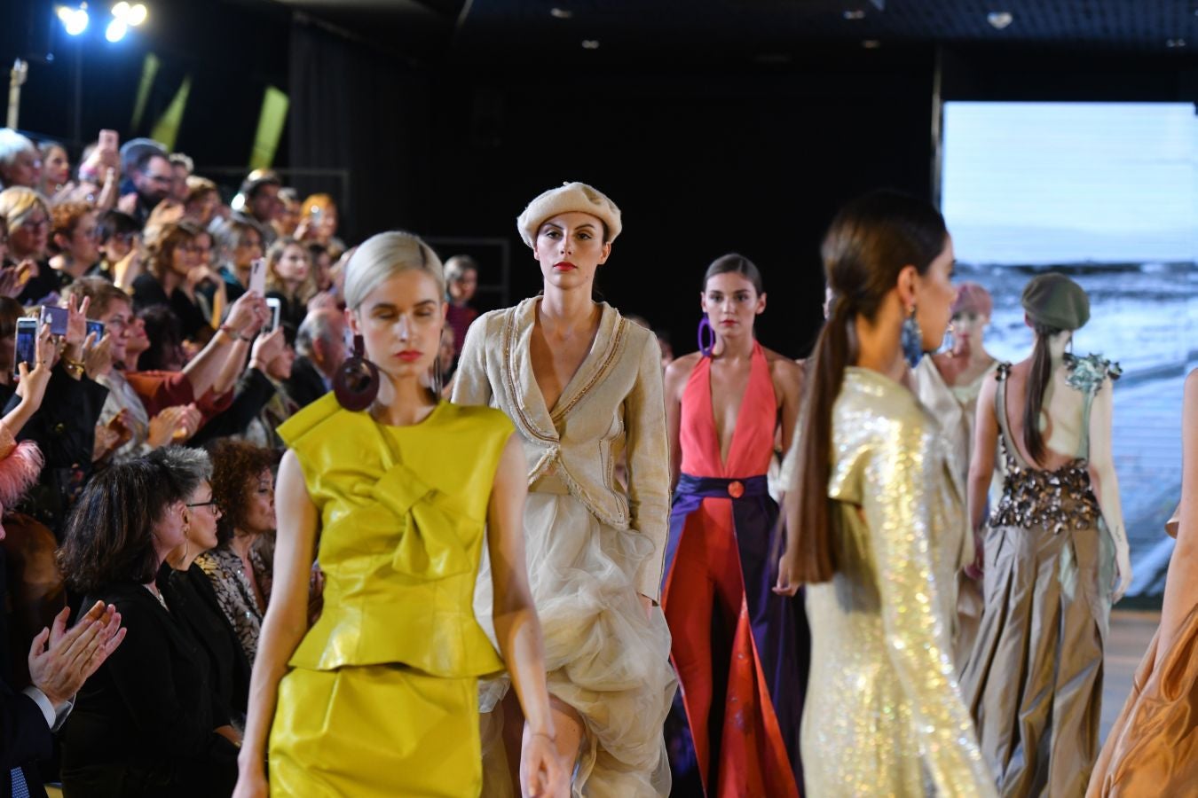 Balenciaga acoge un emotivo e impecable doble desfile a cargo de Mercedes de Miguel y Santos Costura.