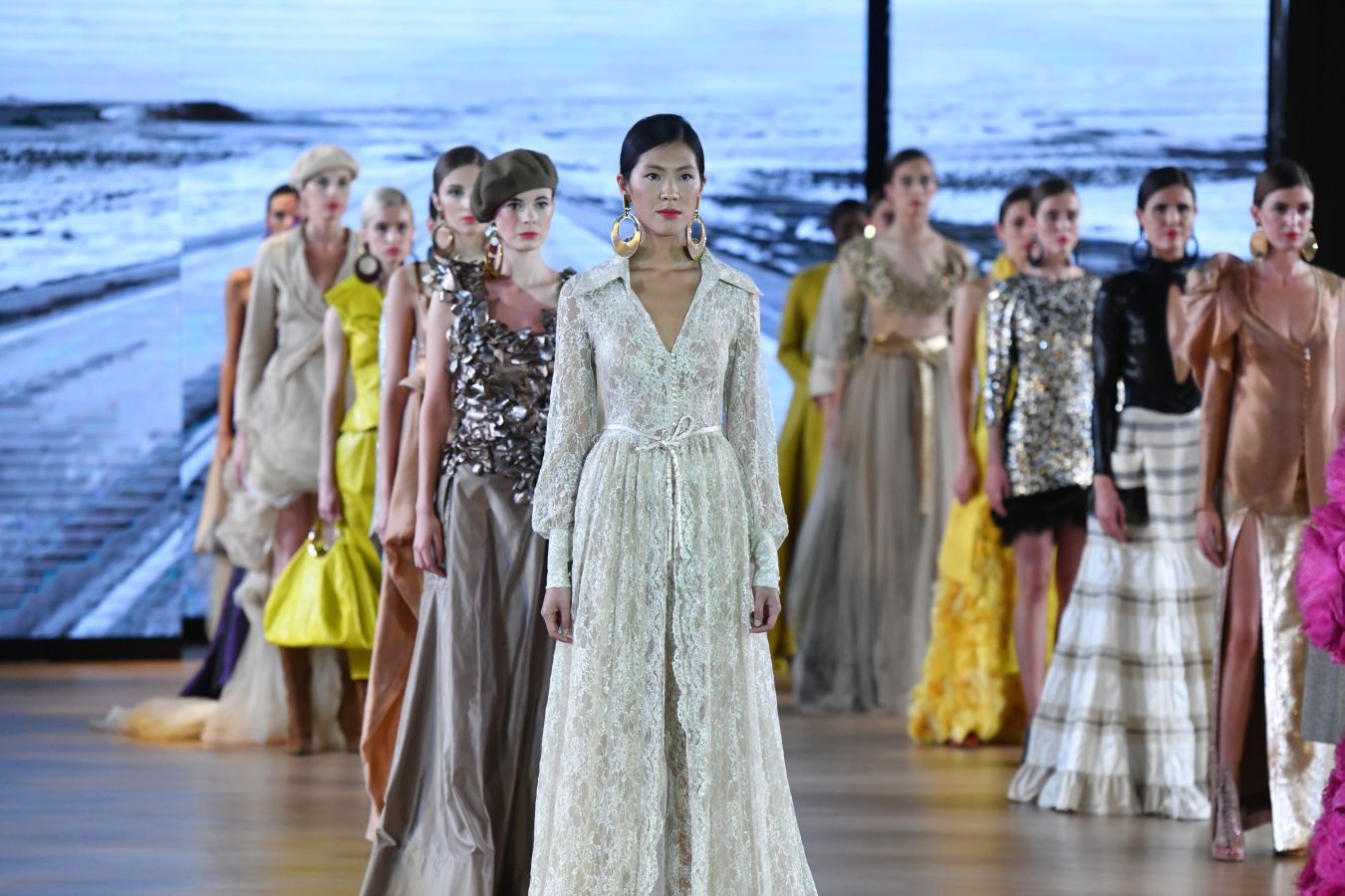 Balenciaga acoge un emotivo e impecable doble desfile a cargo de Mercedes de Miguel y Santos Costura.