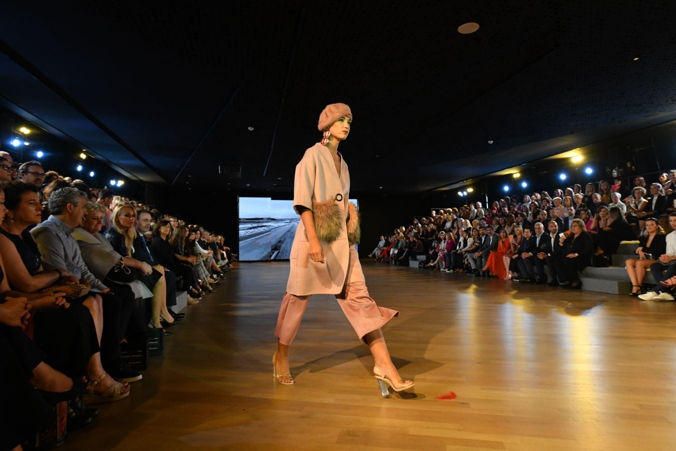 Balenciaga acoge un emotivo e impecable doble desfile a cargo de Mercedes de Miguel y Santos Costura.