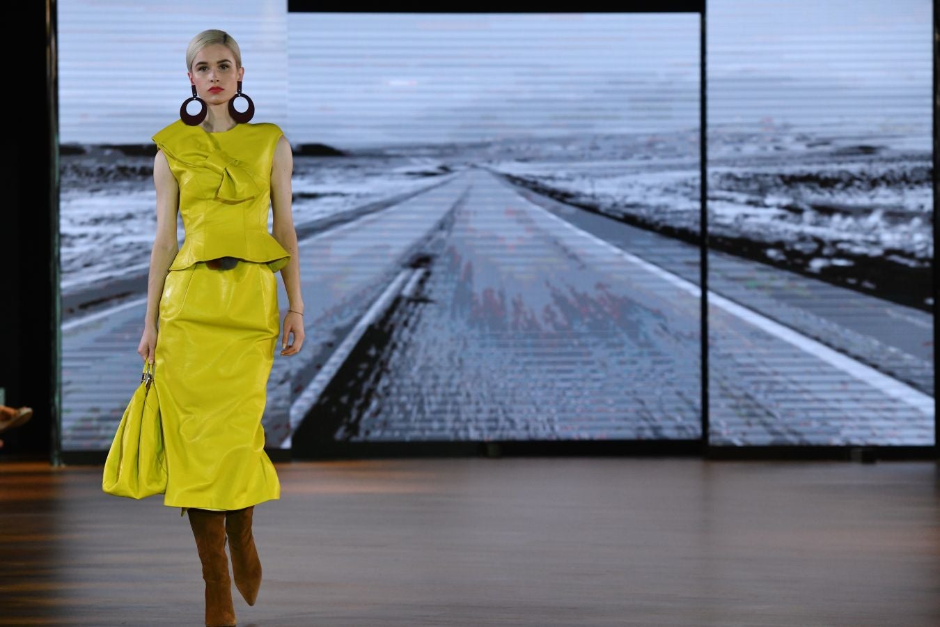 Balenciaga acoge un emotivo e impecable doble desfile a cargo de Mercedes de Miguel y Santos Costura.