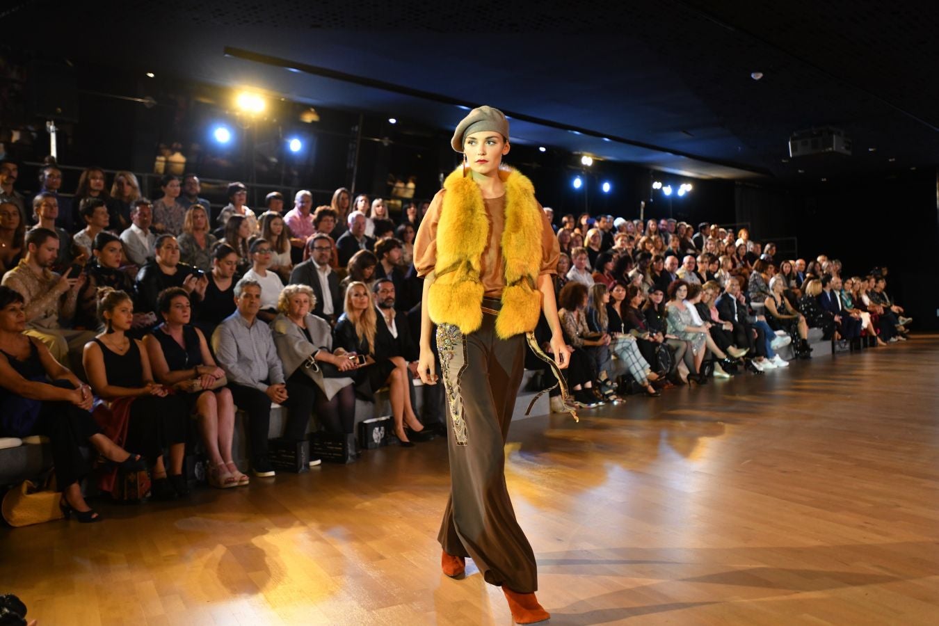 Balenciaga acoge un emotivo e impecable doble desfile a cargo de Mercedes de Miguel y Santos Costura.