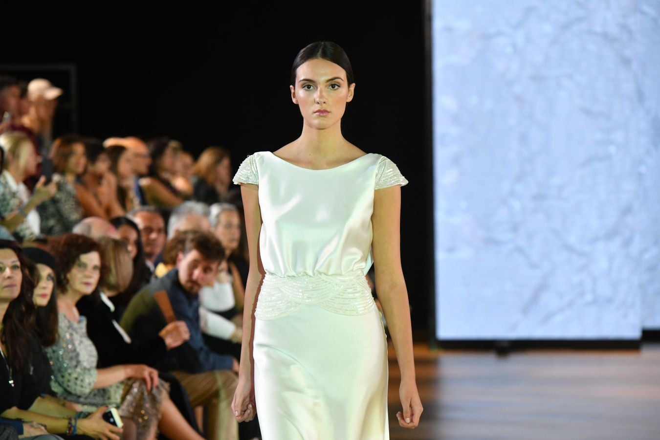 Balenciaga acoge un emotivo e impecable doble desfile a cargo de Mercedes de Miguel y Santos Costura.