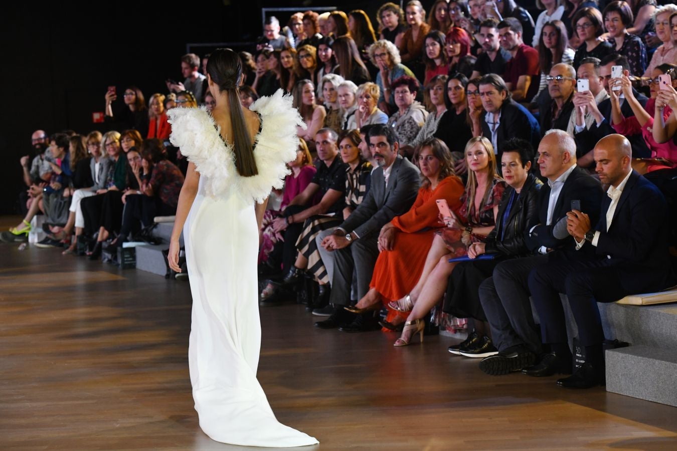 Balenciaga acoge un emotivo e impecable doble desfile a cargo de Mercedes de Miguel y Santos Costura.
