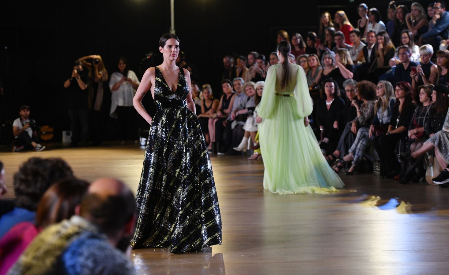 Balenciaga acoge un emotivo e impecable doble desfile a cargo de Mercedes de Miguel y Santos Costura.
