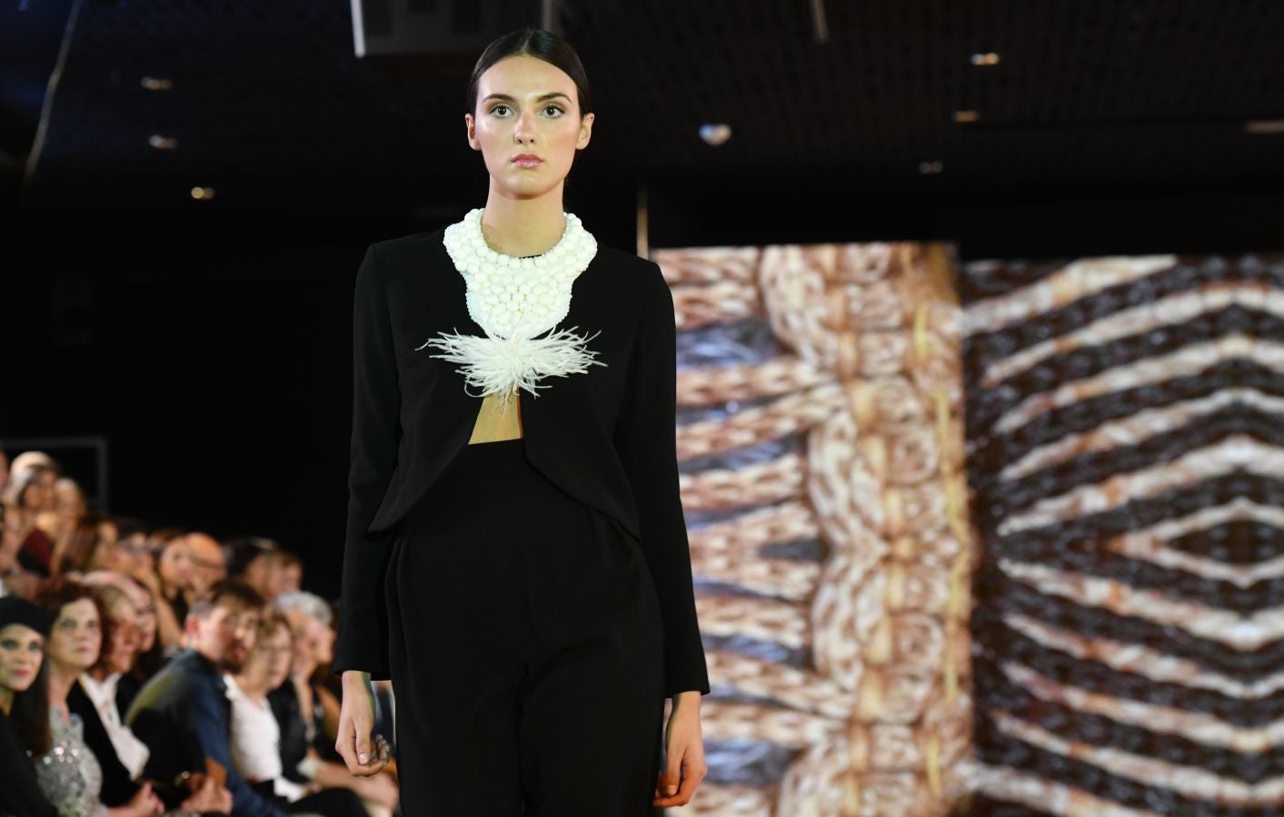 Balenciaga acoge un emotivo e impecable doble desfile a cargo de Mercedes de Miguel y Santos Costura.