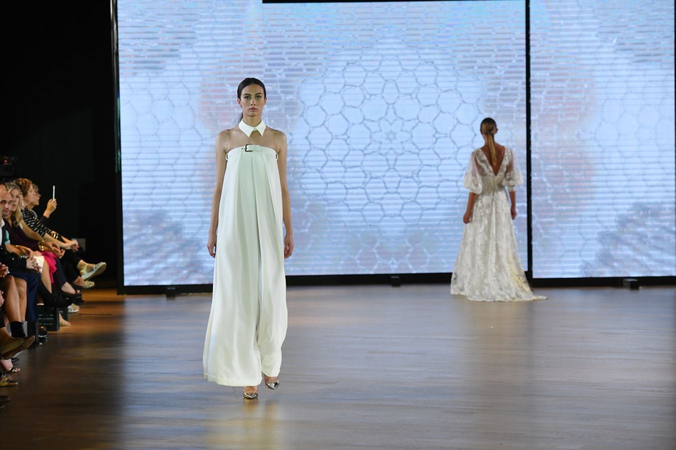 Balenciaga acoge un emotivo e impecable doble desfile a cargo de Mercedes de Miguel y Santos Costura.