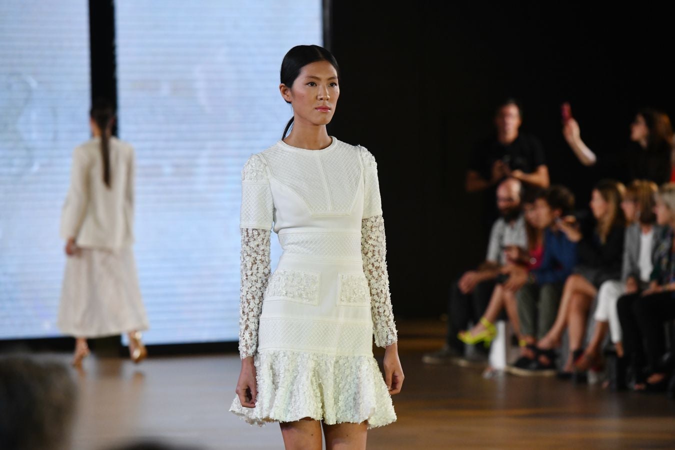 Balenciaga acoge un emotivo e impecable doble desfile a cargo de Mercedes de Miguel y Santos Costura.