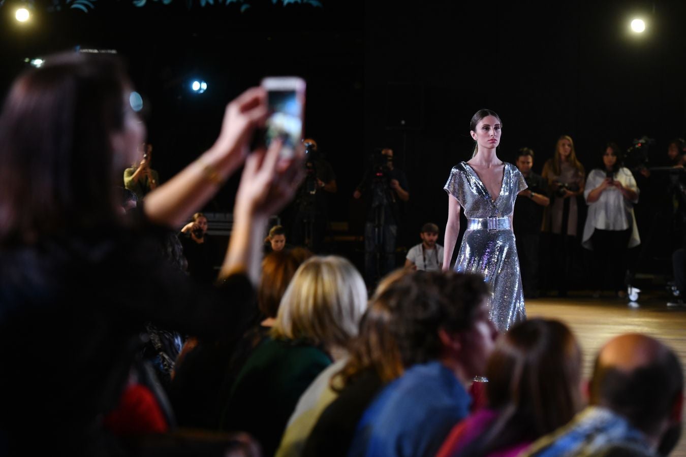 Balenciaga acoge un emotivo e impecable doble desfile a cargo de Mercedes de Miguel y Santos Costura.