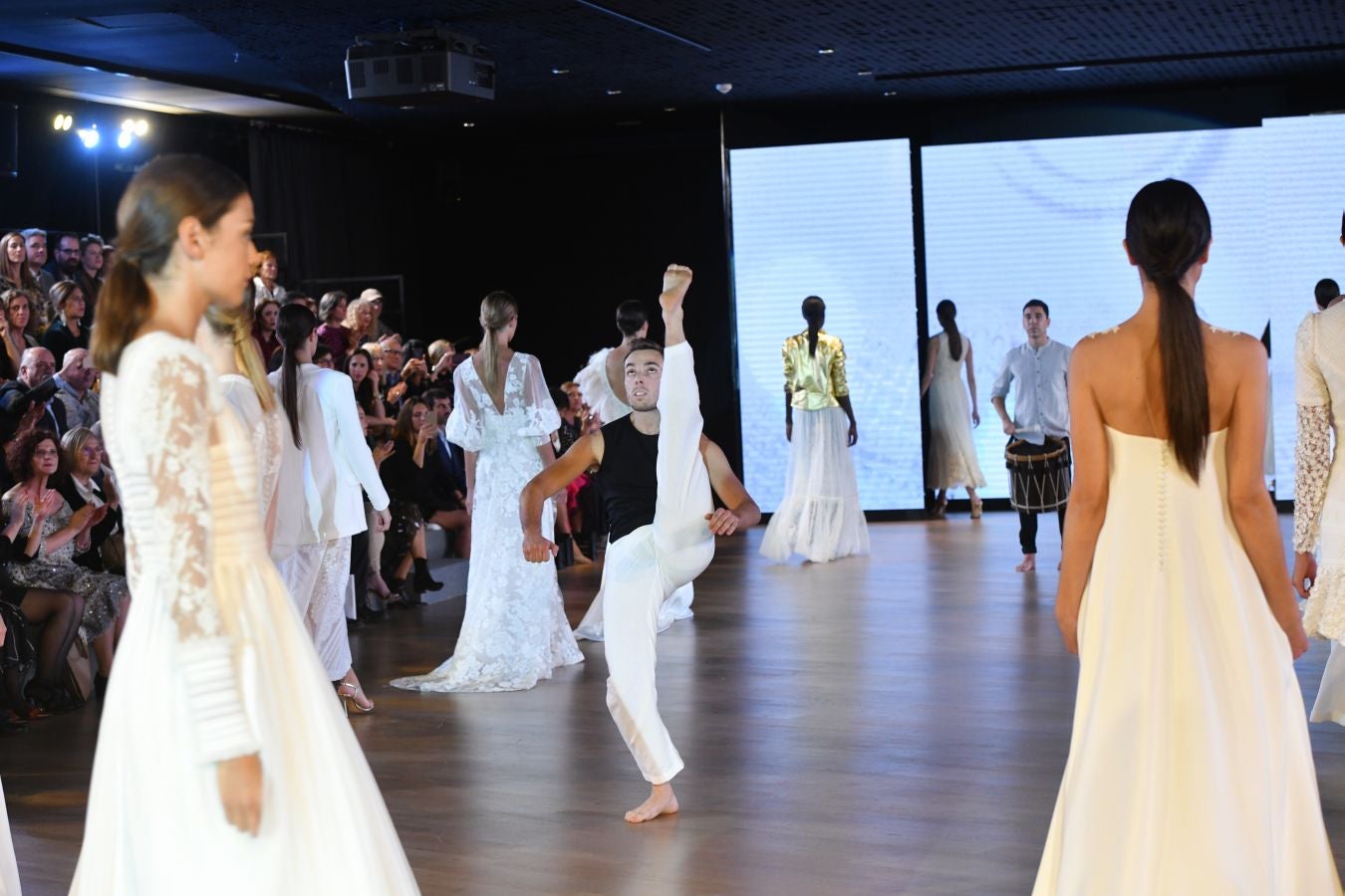 Balenciaga acoge un emotivo e impecable doble desfile a cargo de Mercedes de Miguel y Santos Costura.