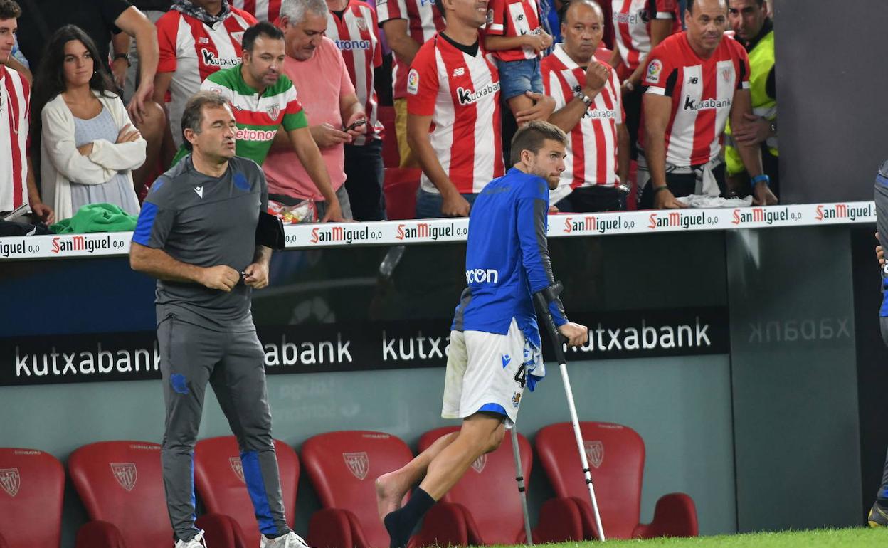 Illarramendi, en muletas tras lesionarse en Bilbao. 