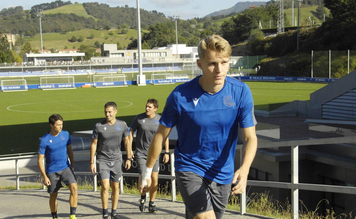 Odegaard llega a un entrenamiento de la Real Sociedad. 