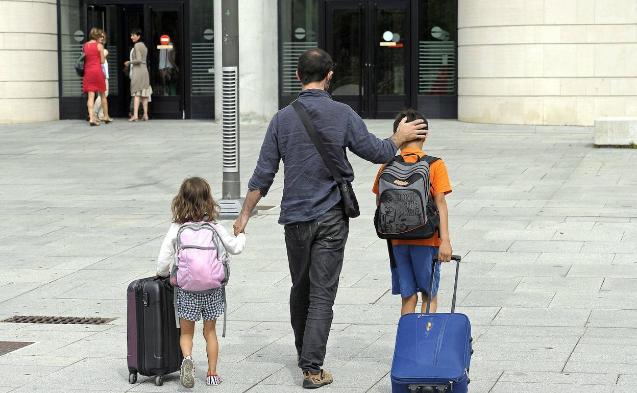 Un padre con sus hijos. 