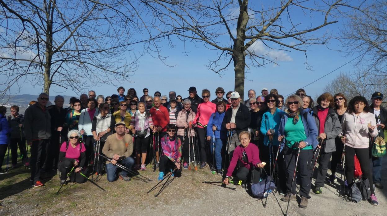 Un plan sano y divertido. La marcha nórdica es una práctica muy accesible con la que mantenerse en forma.