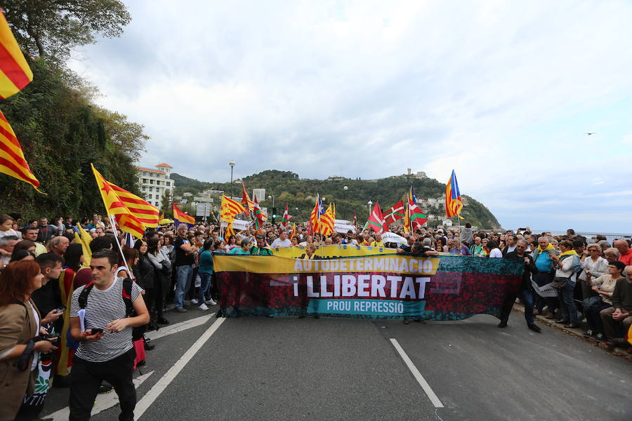 Fotos: Arranca en Donostia la manifestación de Gure Esku en favor de los condenados del procés