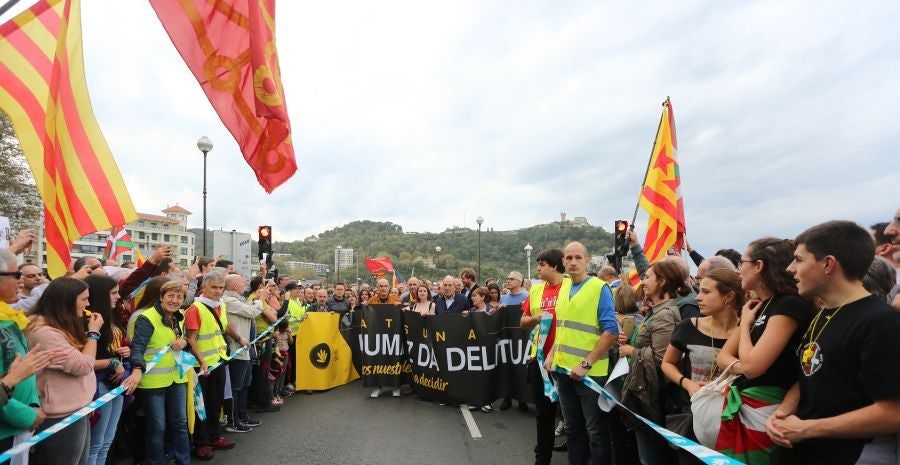 Fotos: Arranca en Donostia la manifestación de Gure Esku en favor de los condenados del procés