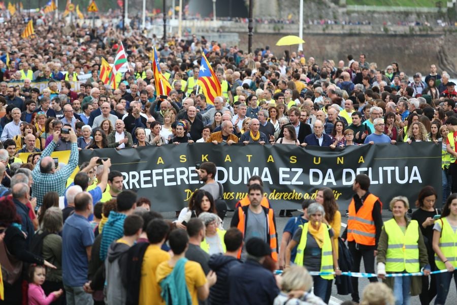 Fotos: Arranca en Donostia la manifestación de Gure Esku en favor de los condenados del procés