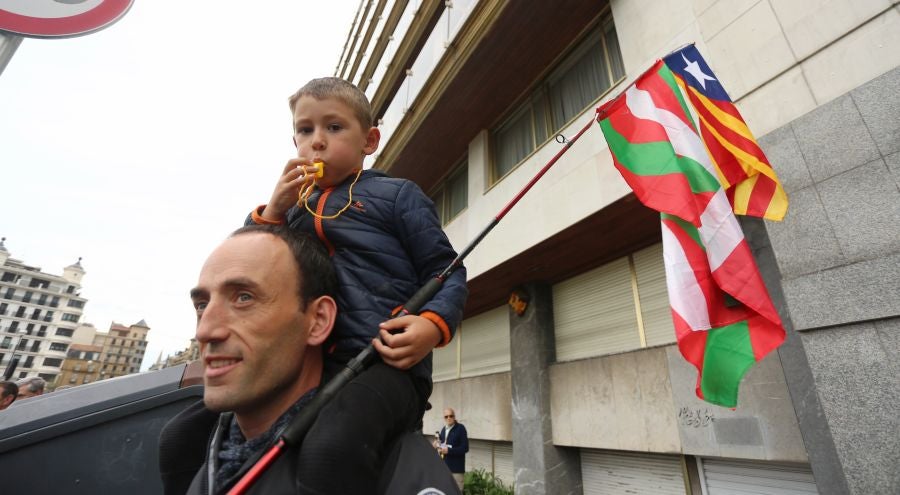 Fotos: Arranca en Donostia la manifestación de Gure Esku en favor de los condenados del procés