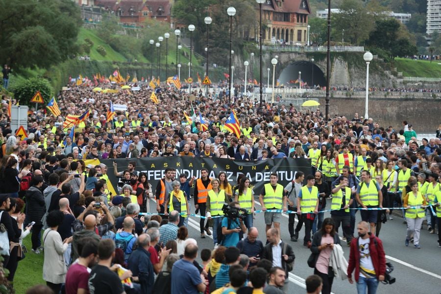 Fotos: Arranca en Donostia la manifestación de Gure Esku en favor de los condenados del procés