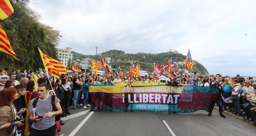 Fotos: Arranca en Donostia la manifestación de Gure Esku en favor de los condenados del procés
