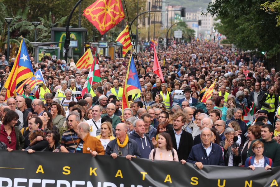 Fotos: Arranca en Donostia la manifestación de Gure Esku en favor de los condenados del procés
