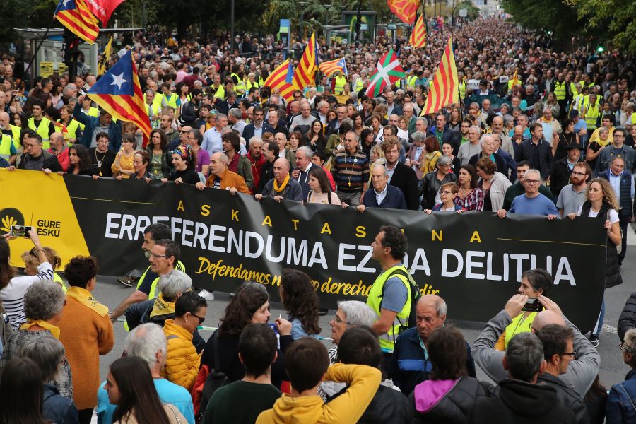 Fotos: Arranca en Donostia la manifestación de Gure Esku en favor de los condenados del procés