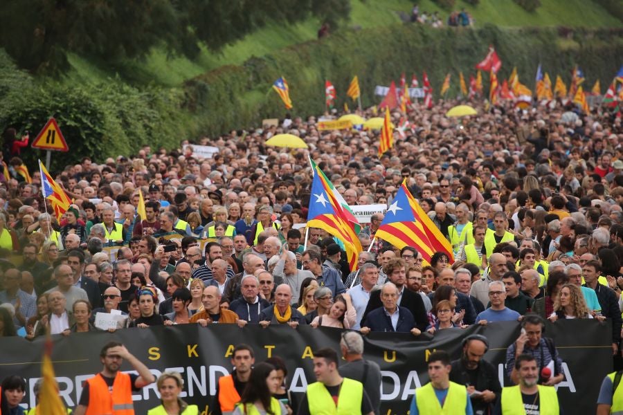 Fotos: Arranca en Donostia la manifestación de Gure Esku en favor de los condenados del procés