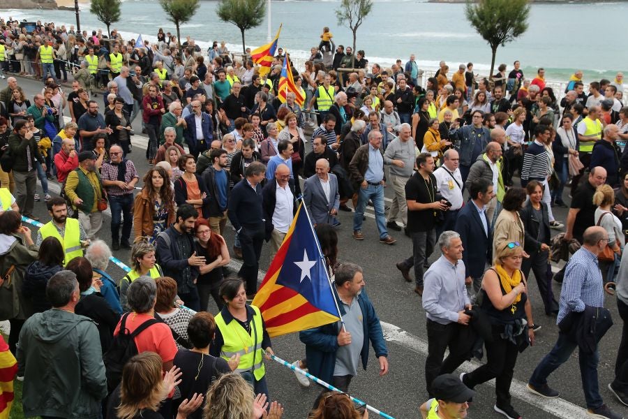Fotos: Arranca en Donostia la manifestación de Gure Esku en favor de los condenados del procés