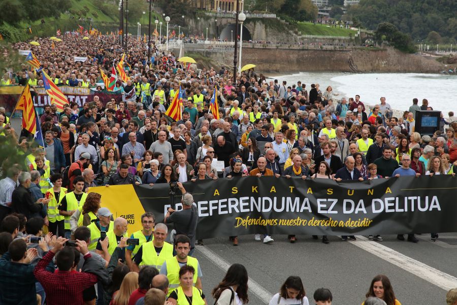 Fotos: Arranca en Donostia la manifestación de Gure Esku en favor de los condenados del procés