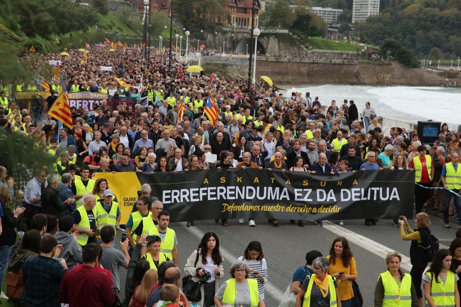 Fotos: Arranca en Donostia la manifestación de Gure Esku en favor de los condenados del procés