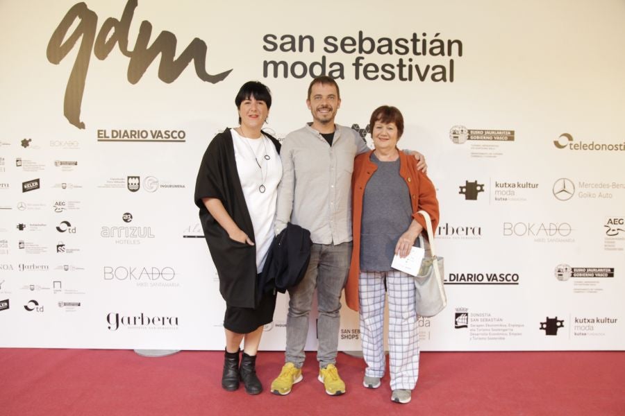 Este sábado, por la mañana, el Museo San Telmo acoge los quince desfiles de diseñadores guipuzcoanos y comercios multimarca: Mosquito Blue, Molupita, O`Farril, La Romantique, Telarista Urbana, Maider Alzaga, Luhei, Testone Hojas, Laia Varela, Davidi Dú, Anhelo, Sastrería Aldabaldetreku, Inge Zubeldia. 