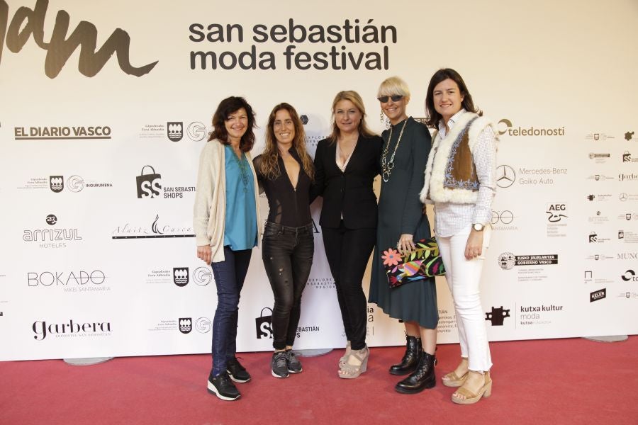 Este sábado, por la mañana, el Museo San Telmo acoge los quince desfiles de diseñadores guipuzcoanos y comercios multimarca: Mosquito Blue, Molupita, O`Farril, La Romantique, Telarista Urbana, Maider Alzaga, Luhei, Testone Hojas, Laia Varela, Davidi Dú, Anhelo, Sastrería Aldabaldetreku, Inge Zubeldia. 