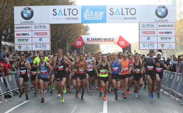 En marcha. Cientos de corredores toman la salida de la 15k Klasikoa en la edición del año pasado.