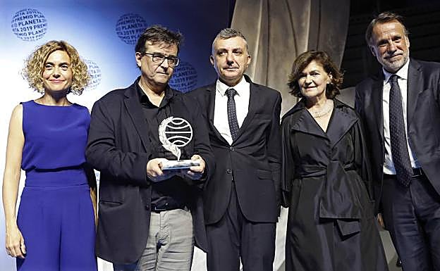 Sonríen los no ganadores (Batet, Calvo y Creuheras) y serios los escritores, Cercas y Vilas.