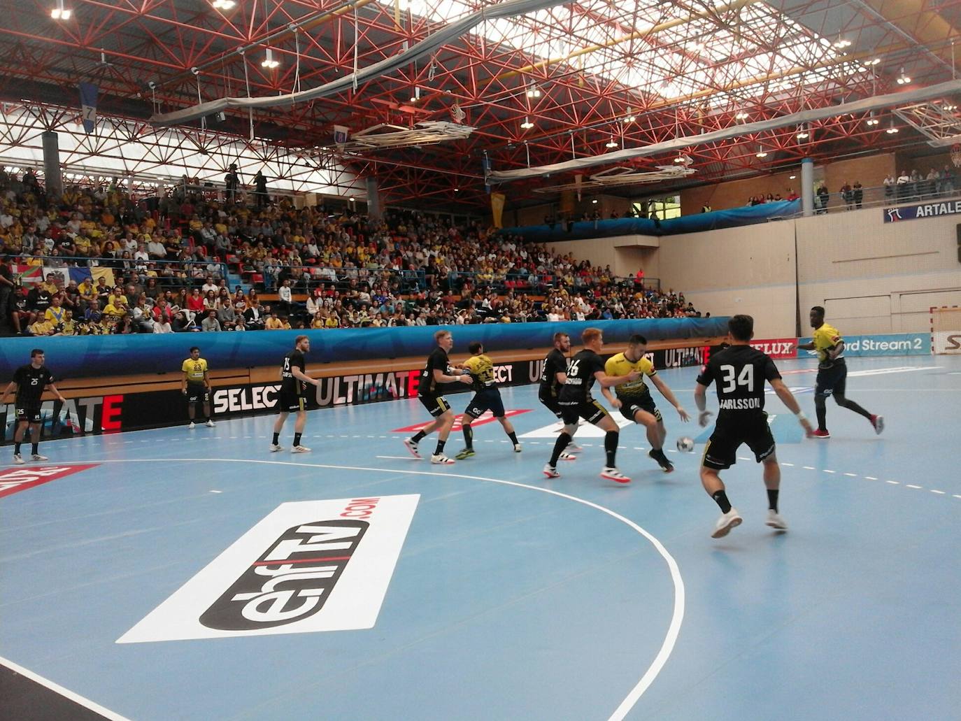 Disputa de un balón entre ambos equipos en el partido disputado en Ataleku 