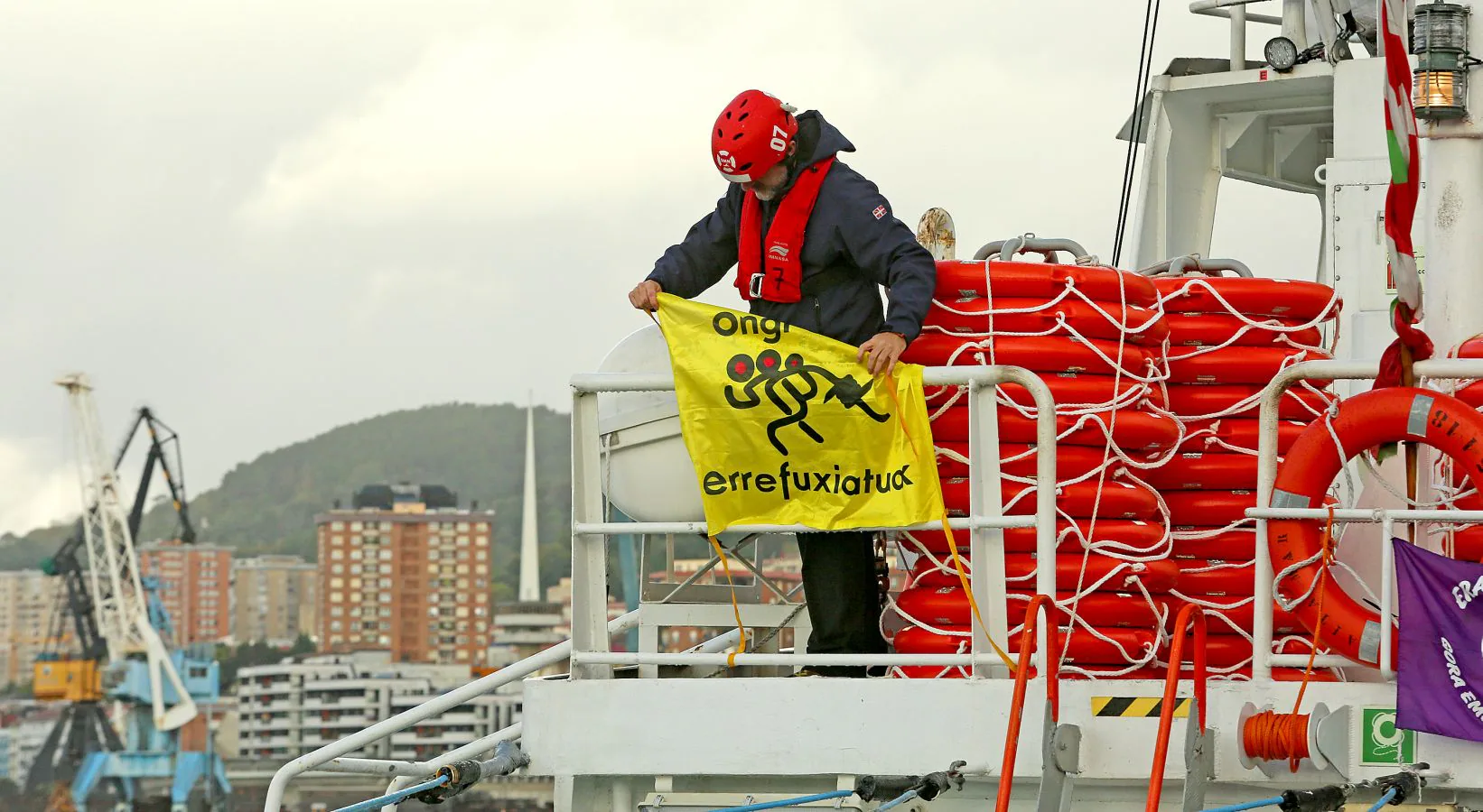 Tripulación y voluntarios, que en unos quince días llegarán a Lesbos, han sido despedidos en el puerto pasaitarra. 