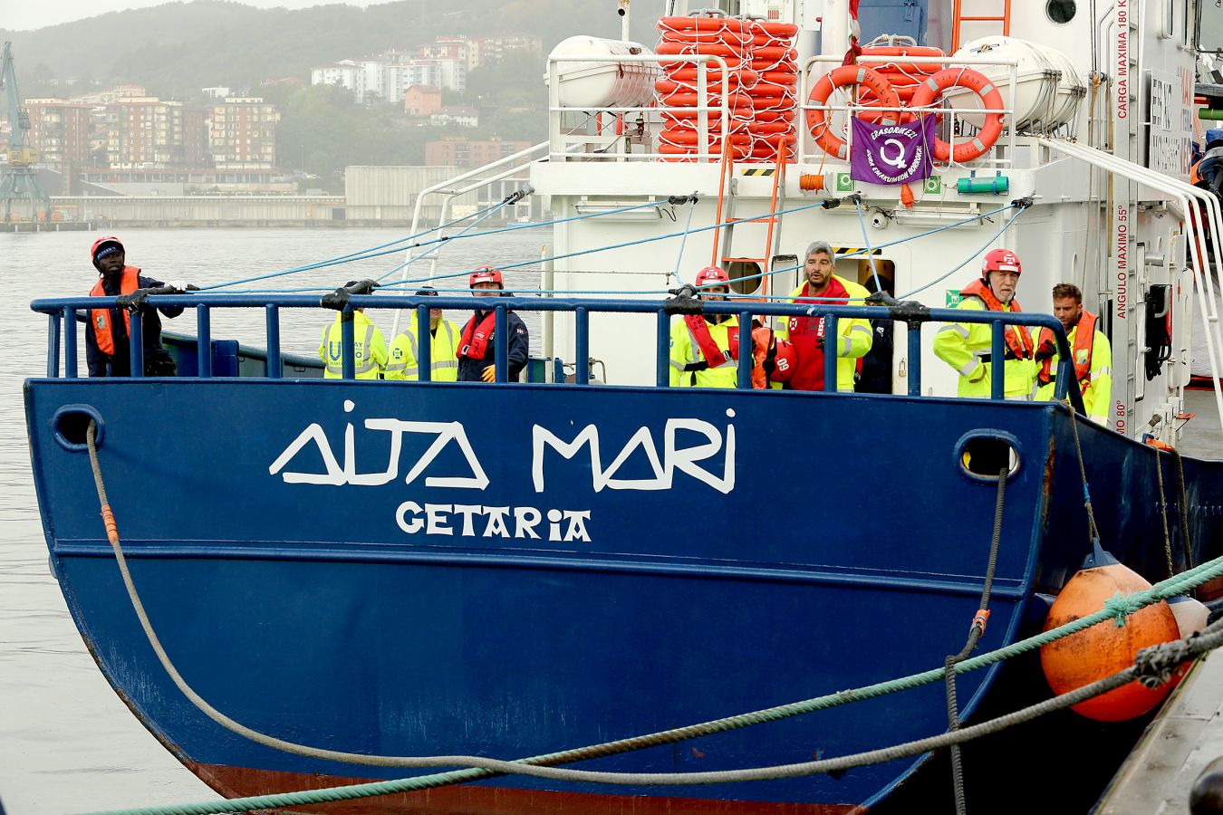 Tripulación y voluntarios, que en unos quince días llegarán a Lesbos, han sido despedidos en el puerto pasaitarra. 