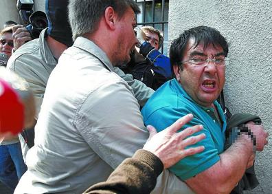 Imagen secundaria 1 - 1. Otegui y Eguiguren, en el caserío Txillarre. 2 Jonathan Powel, Gerry Adams, Kofi Anan, Gro Harlem Gruntland y Pierre Joxe, en Aiete. 3 El último interlocutor de ETA, López Peña, al ser detenido