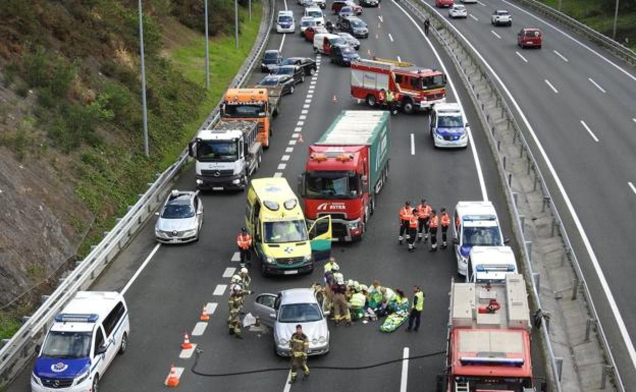 Equipos de emergencia, en el lugar del accidente.