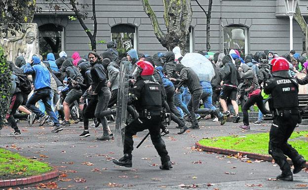 18 detenidos tras disolver la Ertzaintza una protesta contra un mitin de Vox en Bilbao