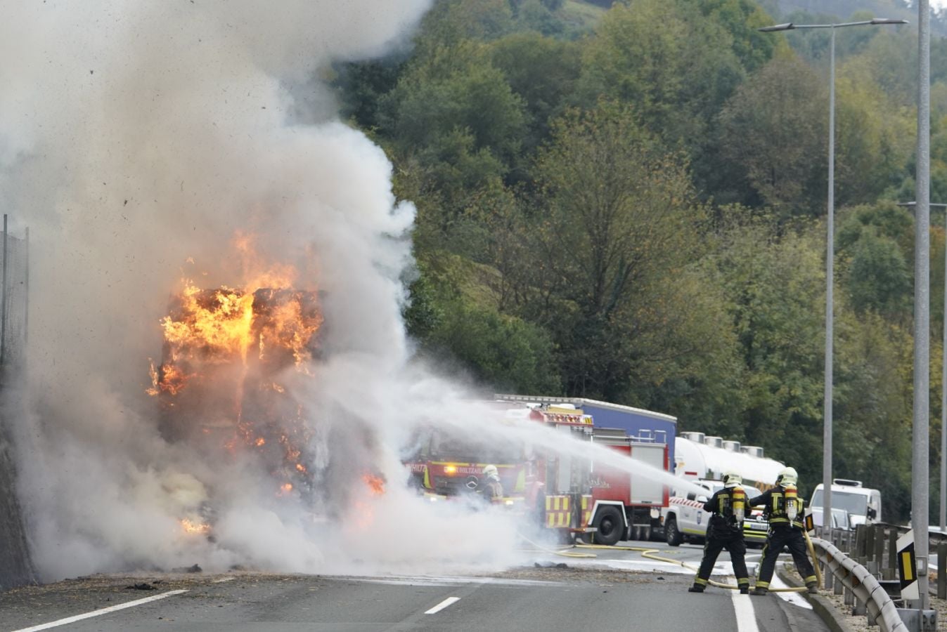 El incendio de de un camión que transportaba paja ha obligado el cierre de la N-1 a la altura de Irura, en dirección Irun