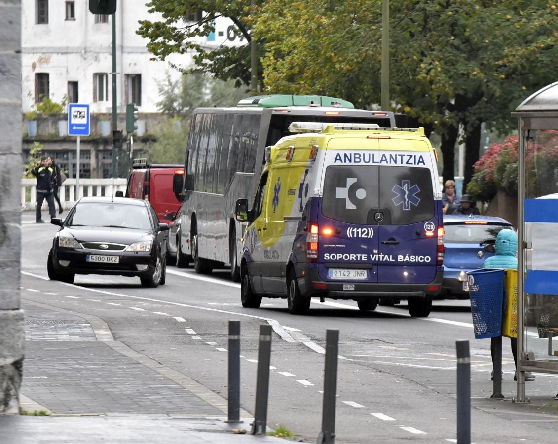 El incendio de de un camión que transportaba paja ha obligado el cierre de la N-1 a la altura de Irura, en dirección Irun
